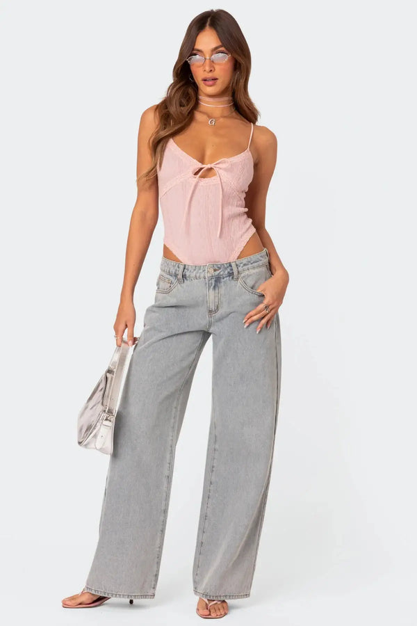 Jeans met vlinderdas